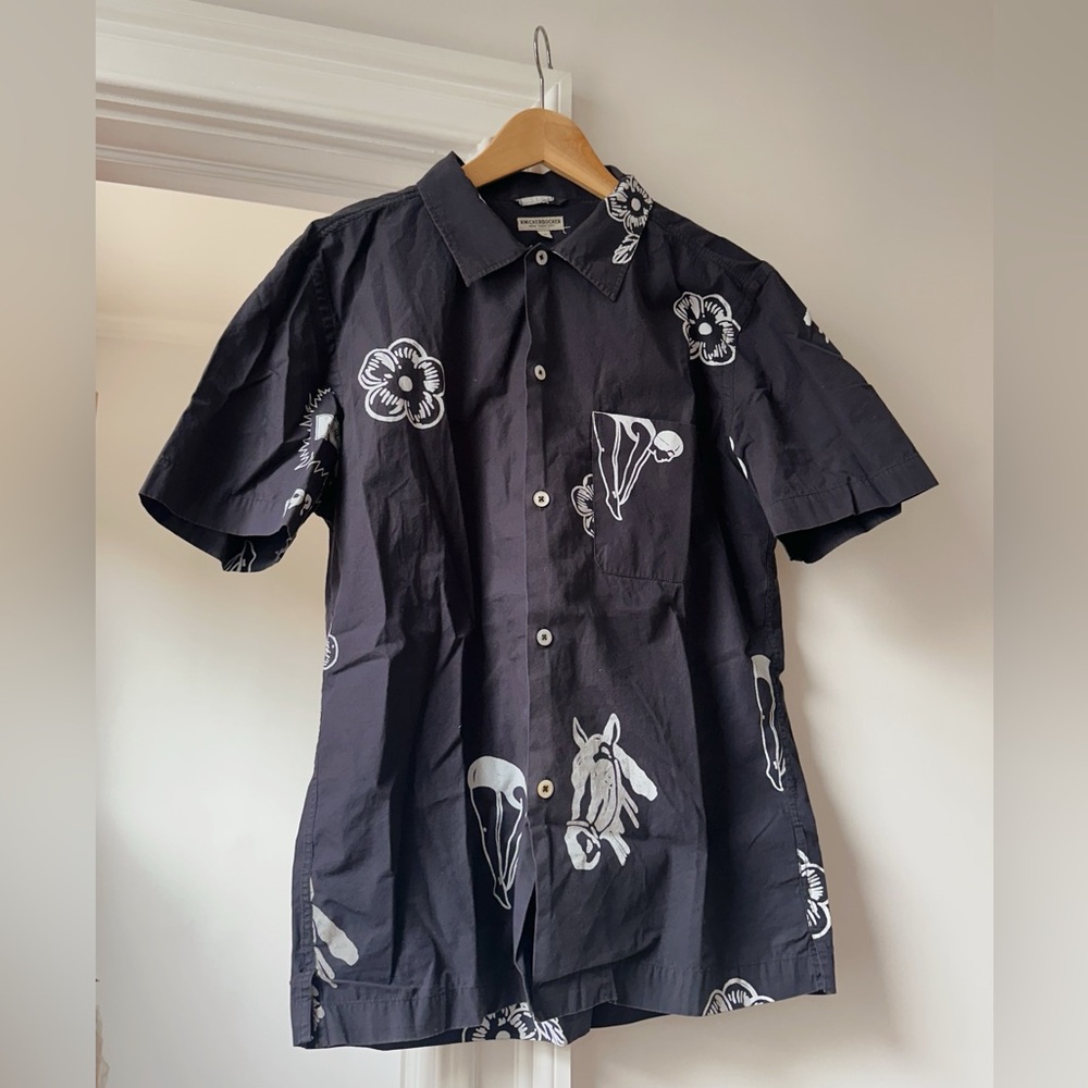 Knickerbocker / Short-Sleeve Button Shirt in Navy with Prints / Size Medium